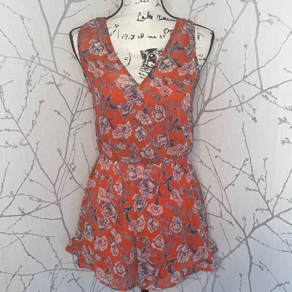 ASTR Floral Romper Womens XS Orange Excellent Sleeveless V-Neck Ruffle AP5637 - Picture 2 of 8